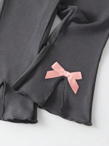 SHEIN Vintaside Kids Conjunto de 2 piezas para niñas bebé, top de manga larga acanalado con volante en el cuello en color camello y pantalones casuales cómodos con lazo y con campana - Gris - Ver 5