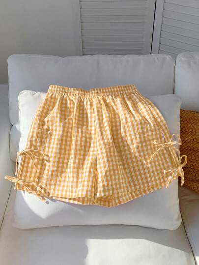 Comfortcana Quần short dáng rộng màu vàng kẻ caro trang trí nơ, thích hợp mặc mùa xuân hè.