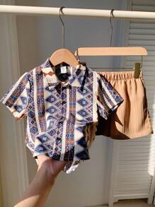 SHEIN Set da 2 pezzi per ragazzi giovani, composto da camicia maniche corte con stampa geometrica casual e pantaloncini corti di colore unito