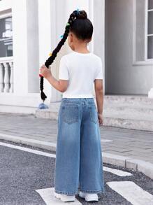 SHEIN Koszulka z krótkim rękawem dla młodej dziewczyny z efektem dżinsu, w kolorze białym, z wzorem motyla, z luźnymi dżinsami w kolorze niebieskim w stylu vintage, 2 sztuki