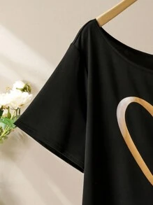 Mulvari تي شيرت كاجوال للمرأة متسع الحجم بطبعة قلوب على الرقبة اللامتناظرية، صيفي - الأسود - مشاهدة 6