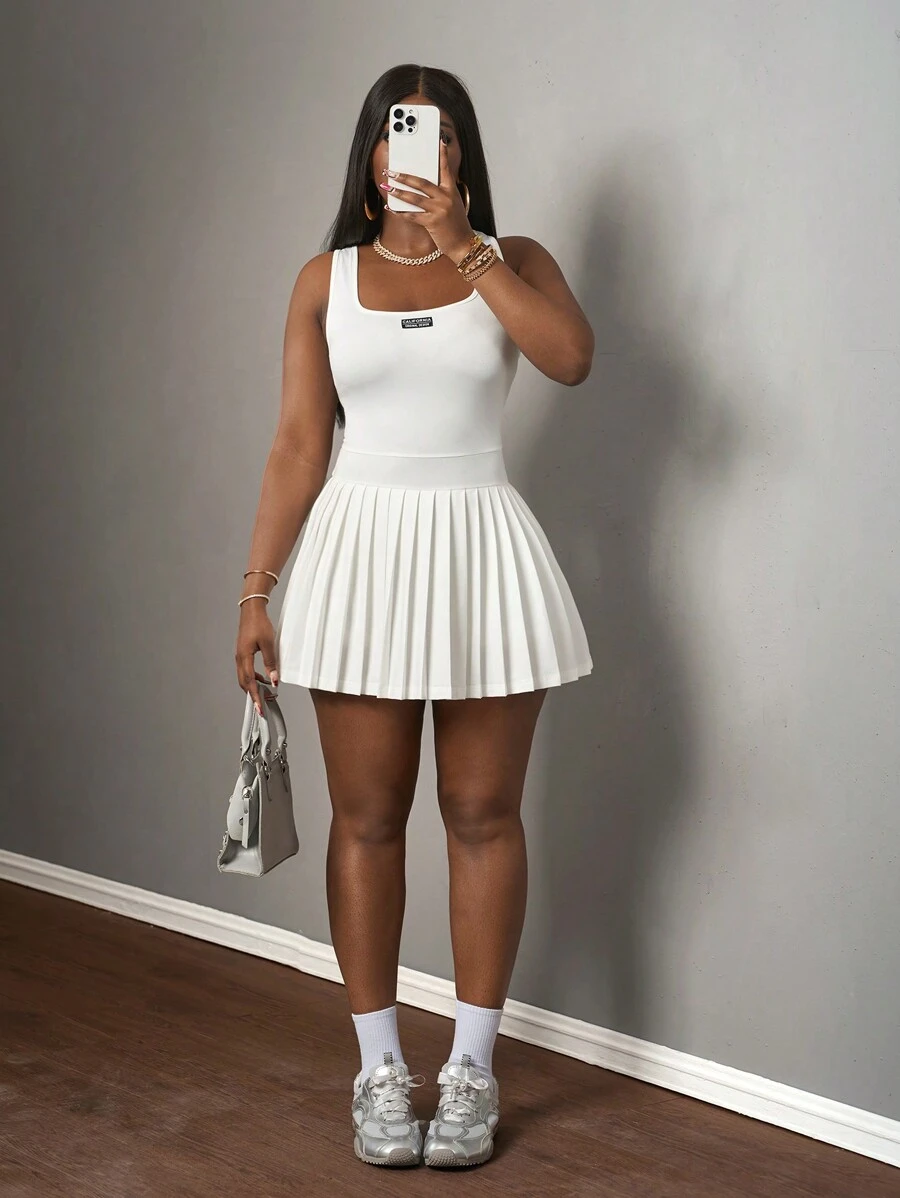Slaydiva Áo vest cổ chữ U đơn giản giản dị mùa xuân hè mới có nhãn đen và chữ trắng, váy xếp ly bao gồm quần short và quần culottes, vải dệt kim màu trắng, váy ngắn cho nữ-A