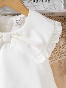 The New Style Of Short-Sleeved Chiffon Top With A Bowknot For Young Girls. It Features A Bubble Hem, Is Comfortable, And Represents The Fashion , Being Elegant, Sweet, And Cute, A Must-Have For Daily Wear