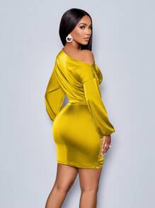 SOLERSUN Vestido corto de satén ajustado para fiesta con cuello asimétrico, manga farol de manga larga y plisado en color verde, ropa elegante para mujer en temporada de invierno y fiestas - Mostaza Amarilla - Ver 2
