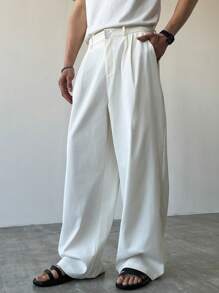 Manfinity Hypemode Pantaloni casual per uomini giovani, articolo versatile INS: Pantaloni dritti a gamba ampia in tessuto opaco plissettato bianco, vestibilità morbida con bottoni e zip, pantaloni unisex adatti per coordinati di coppia, regalo per il fidanzato. Pantaloni boyfriend ampi e morbidi.