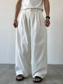 Manfinity Hypemode Pantaloni casual per uomini giovani, articolo versatile INS: Pantaloni dritti a gamba ampia in tessuto opaco plissettato bianco, vestibilità morbida con bottoni e zip, pantaloni unisex adatti per coordinati di coppia, regalo per il fidanzato. Pantaloni boyfriend ampi e morbidi.