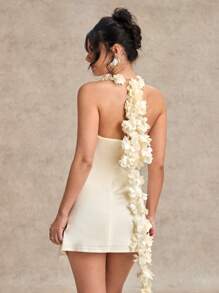 SHEIN BAE Vestido mini ajustado con bloqueo de color en color albaricoque y blanco con decoración floral 3D, tirantes de satén, adecuado para el Día de San Valentín, fiestas, citas románticas, vestidos de dama de honor, eventos formales, uso casual, celebraciones de cumpleaños, atuendo de despedida de soltera