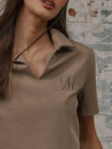 MUSERA Top ajustado y corto con cuello en V acanalado, con detalles bordados, para vacaciones, primavera y verano - Marrón - Ver 4