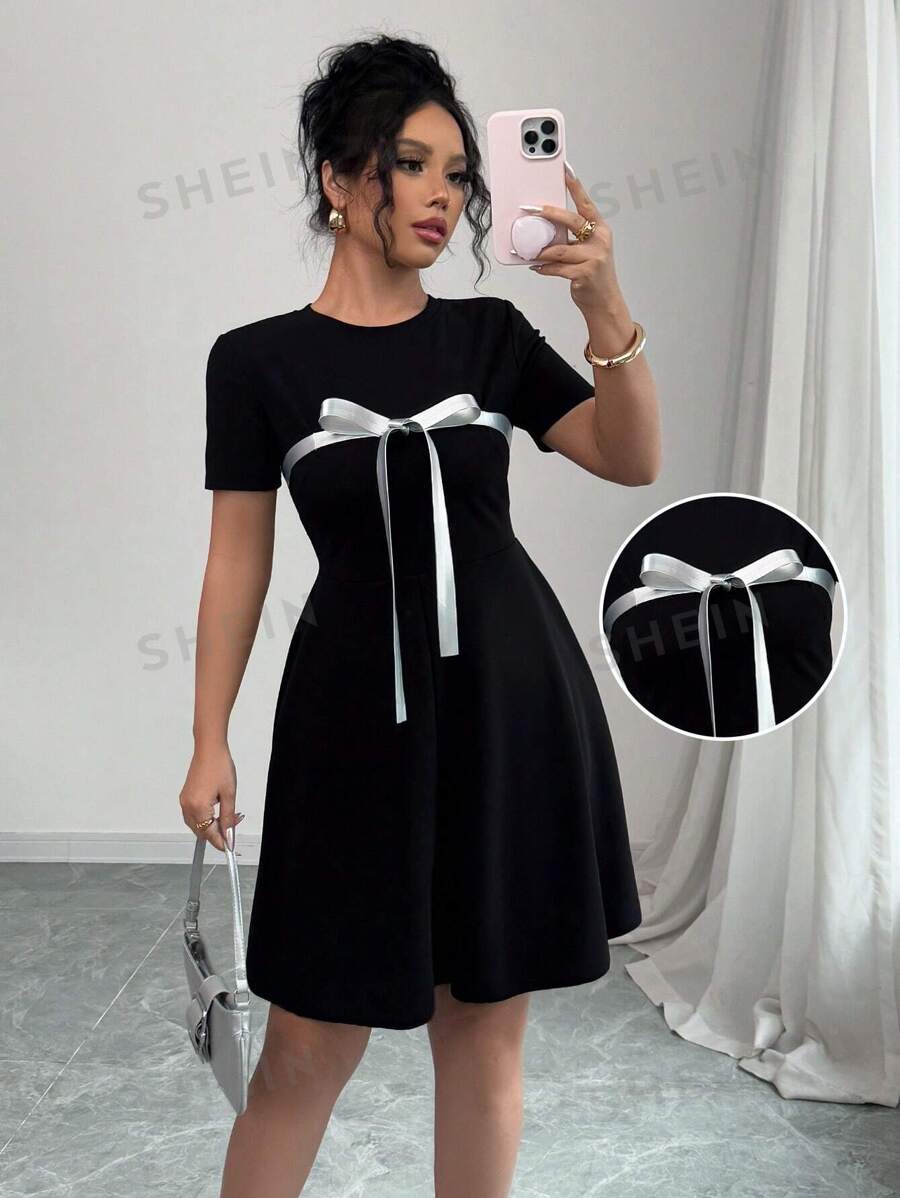 SHEIN Unity Vestido de verano para mujer de cuello redondo, cintura en línea A, con decoración de moño de lámina dorada, silueta ajustada, de moda y juvenil - Negro - Ver 1