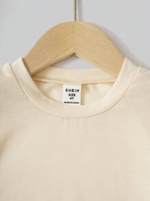 SHEIN 2 Pezzi Set Giovani Ragazze Casual Cittadino Stile Maglietta Manica Corta Girocollo Abbinata a Pantaloni Lunghi, Comodo, Morbido e Skin-Friendly, Adatto per Primavera ed Estate. Questo Set 2 Pezzi per Ragazze è Adatto per Varie Occasioni Come Fotografia per Strada Urbana, Uso Quotidiano, Raduni Scolastici e Altro.