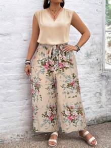 SHEIN VCAY Boho Zwei-Teiler Set in Große Größen: Einfarbige V-Ausschnitt Bluse & Blumenprint Hose, Urlaubsoutfit, für den Sommer