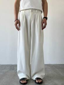Manfinity Hypemode Pantaloni casual per uomini giovani, articolo versatile INS: Pantaloni dritti a gamba ampia in tessuto opaco plissettato bianco, vestibilità morbida con bottoni e zip, pantaloni unisex adatti per coordinati di coppia, regalo per il fidanzato. Pantaloni boyfriend ampi e morbidi.