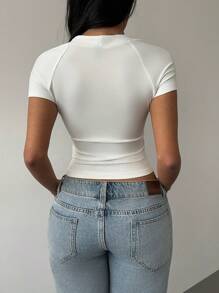 SHEIN BASICS 1 pieza Top de punto ajustado y acortado de unicolor con cuello oblicuo para mujer