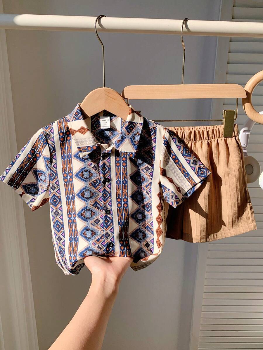 SHEIN Set da 2 pezzi per ragazzi giovani, composto da camicia maniche corte con stampa geometrica casual e pantaloncini corti di colore unito