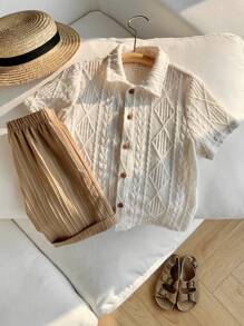 SHEIN Set informal de 2 piezas para niños pequeños, estilo universitario - Suéter de punto suave de cuello redondo de color blanco sólido con diseño calado y pantalones cortos cómodos con dobladillo en contraste color caqui, adecuado para primavera y verano, uso diario, escuela, viajes, vacaciones y fiestas