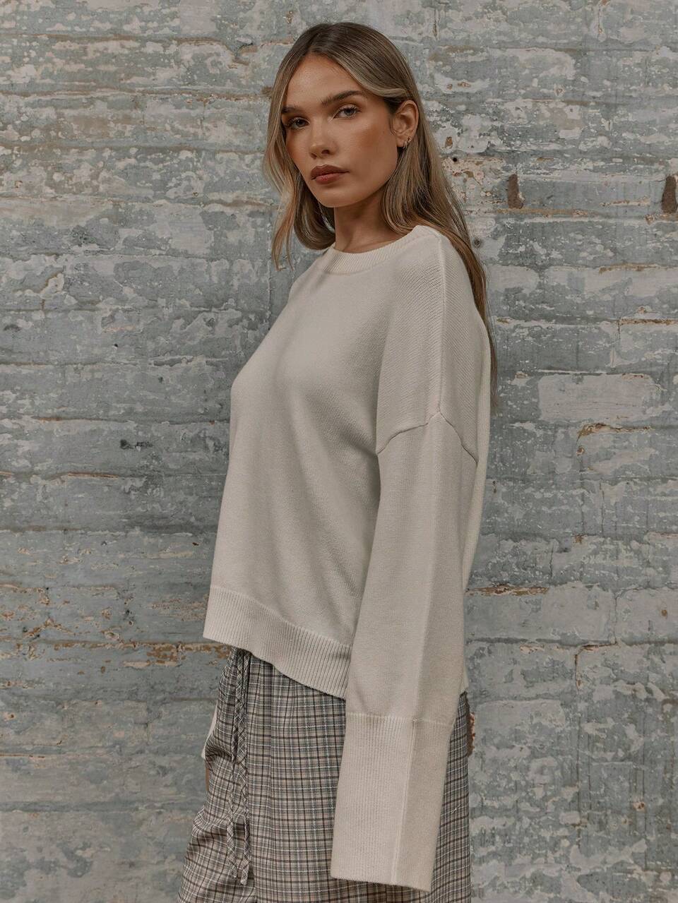 Maglione lavorato a maglia con collo a giro, spalle cadenti e maniche lunghe, vestibilità comoda