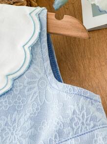 SHEIN Abito elegante e leggero senza maniche in tessuto jacquard intrecciato blu per bambina, con una silhouette confortevole, ideale per la stagione calda. Nel suo design, è completato da un colletto ondulato bianco ricamato in modo unico, aggiungendo un tocco raffinato ed elegante. Che sia per uscite, shopping o feste, assicura che il bambino si distingua tra la folla.