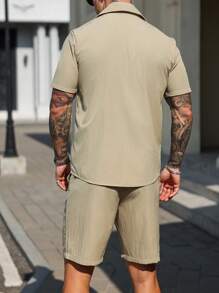 Manfinity LEGND Conjunto de camisa y pantalones cortos de un solo botonadura de unicolor con bolsillo tipo cargo para hombres - Caqui - Ver 2