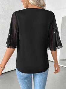 SHEIN Clasi Blusa suelta con cuello en V, plisada, volantes en las mangas y brillo