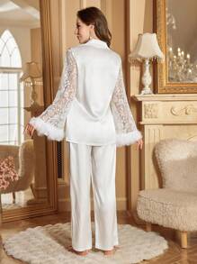 Luxe pyjamaset van imitatiezijde met harige afwerking, kant en patchwork, met brede mouwen