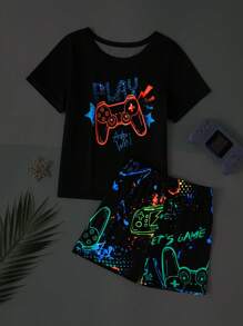 SHEIN 2 件男童夜光电子游戏全身印花睡衣套装，简约时尚短袖上衣和短裤，舒适家居服（1 套单独出售）