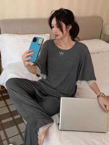 DAZY Conjunto de pijama de dama con contrastes de color, encaje y volantes en las mangas