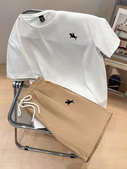 Manfinity Joysei 2 件男士休闲骑马剪影印花短袖 T 恤和梭织短裤套装，修身款式，送给男朋友的礼物，舒适服装