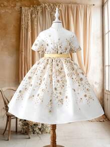 O novo vestido de manga curta com gola redonda e estampa digital para pré-adolescentes, combinado com cinto de laço, já está no mercado. É confortável, moderno, elegante, doce e fofo, no estilo de uma princesa ou socialite, e é um look essencial para passeios diários. - Multicolorido - Ver 7