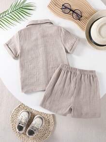 SHEIN 2 件套年轻男孩棉质休闲简约学院风短袖衬衫和短裤，适合日常穿着、学院风、旅行、玩耍、春夏度假、假期、旅行、放松、日光浴 - 卡其色 - 查看 2