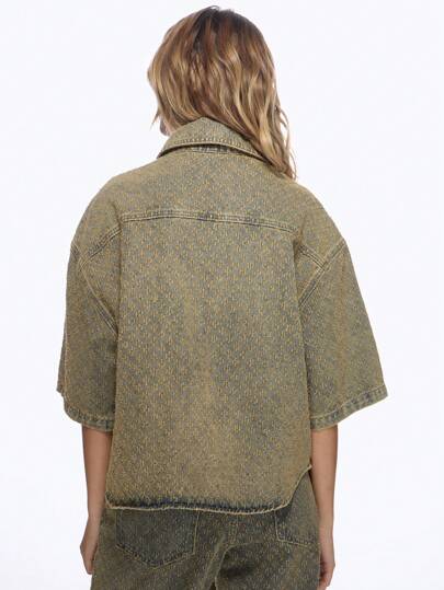 MISSGUIDED Chaqueta de camisa vaquera con estampado monogramado en toda la prenda, mangas cortas, estilo de moda callejera