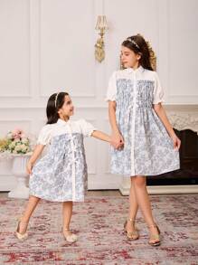 SHEIN 青少年女孩连体米色花卉印花数码印花 A 字裙，带荷叶边、彼得潘领、灯笼袖和蝴蝶结细节 - 藍白色 - 查看 6