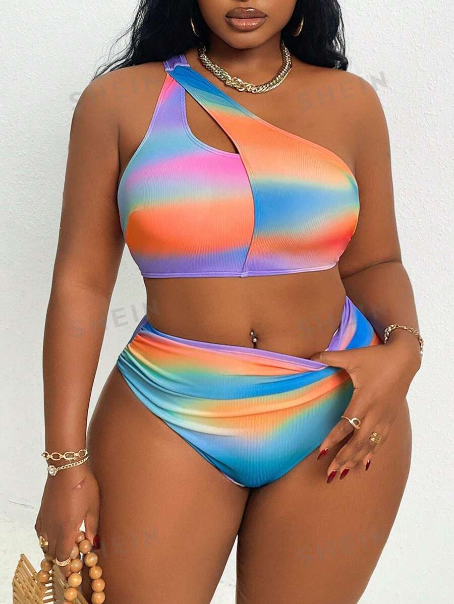 SHEIN Swim Curve Conjunto de verano de 2 piezas para mujer talla grande: top de un hombro con estampado teñido anudado y emparejado con conjunto de traje de baño de playa sexy con estampado fruncido a juego