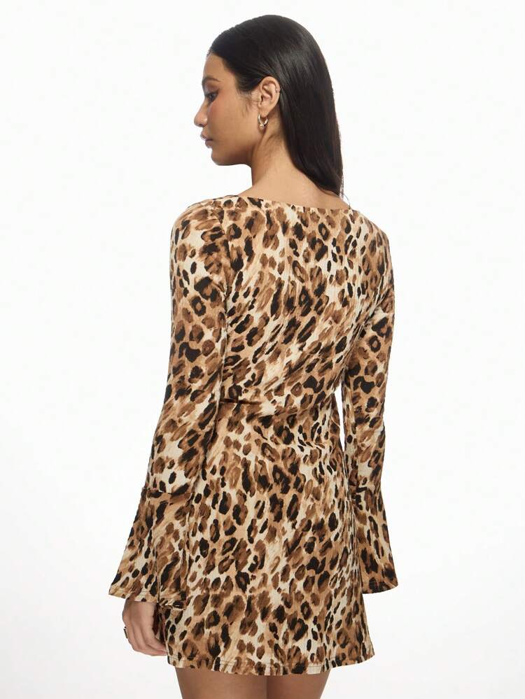 MISSGUIDED Abito mini leopardato con dettagli cut-out, maniche a campana lunghe, fibbia in cristallo, adatto per festa, serate, uscite notturne, estate e autunno