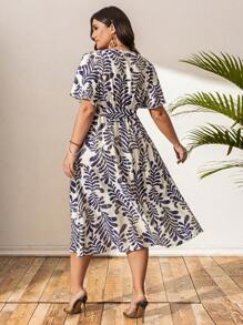 SHEIN Clasi Große Größen Damen Kleid mit Pflanzen-Gold Muster, V-Ausschnitt, Kurzarm, Sommeroutfit für Frauen, St. Patricks Tag, Rave, Festival, Frühjahrsferien, Boho-Stil - Verschiedenfarbig - Übersicht 2