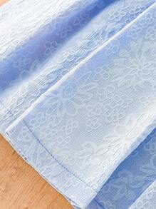 SHEIN Abito elegante e leggero senza maniche in tessuto jacquard intrecciato blu per bambina, con una silhouette confortevole, ideale per la stagione calda. Nel suo design, è completato da un colletto ondulato bianco ricamato in modo unico, aggiungendo un tocco raffinato ed elegante. Che sia per uscite, shopping o feste, assicura che il bambino si distingua tra la folla.