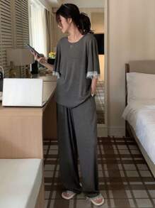 DAZY Conjunto de pijama de dama con contrastes de color, encaje y volantes en las mangas