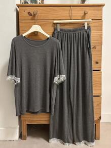 DAZY Conjunto de pijama de dama con contrastes de color, encaje y volantes en las mangas