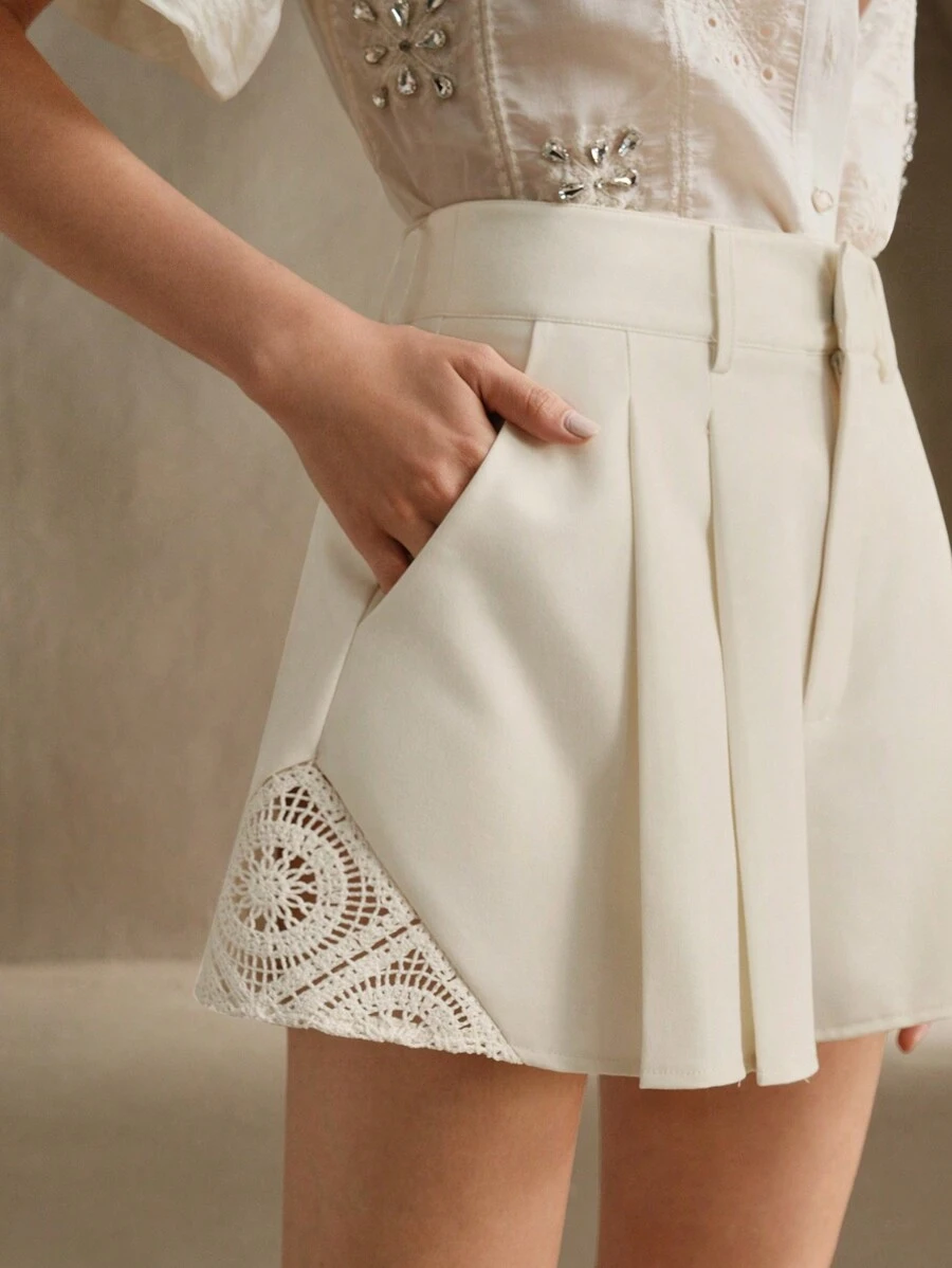 Anewsta Pantalones cortos de blazer con parche bordado de flor hueco y plisados para mujer