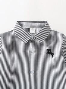 SHEIN 年轻男孩 2 件套绅士套装：条纹蓝色长袖衬衫和西装裤（配腰带），适合生日派对、晚会、婚礼、洗礼的时尚装扮