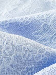 SHEIN Abito elegante e leggero senza maniche in tessuto jacquard intrecciato blu per bambina, con una silhouette confortevole, ideale per la stagione calda. Nel suo design, è completato da un colletto ondulato bianco ricamato in modo unico, aggiungendo un tocco raffinato ed elegante. Che sia per uscite, shopping o feste, assicura che il bambino si distingua tra la folla.