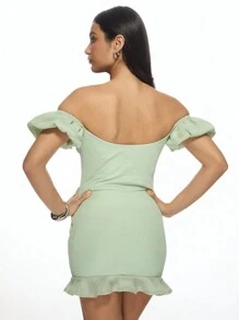 MISSGUIDED 条纹迷你连衣裙，露肩泡泡袖荷叶边下摆，适合夏季春季派对、海滩度假、圣诞节等场合，修身设计，前系带。 - 綠色 - 查看 2