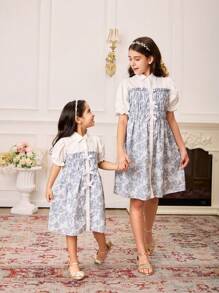 SHEIN 青少年女孩连体米色花卉印花数码印花 A 字裙，带荷叶边、彼得潘领、灯笼袖和蝴蝶结细节 - 藍白色 - 查看 1