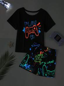 SHEIN 2 件男童夜光电子游戏全身印花睡衣套装，简约时尚短袖上衣和短裤，舒适家居服（1 套单独出售）