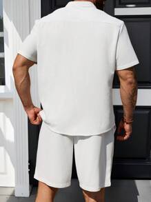 Manfinity Homme 2pcs/Set Men Plus Size Solid Color Short Sleeve Single-Breasted Shirt & Shorts Set