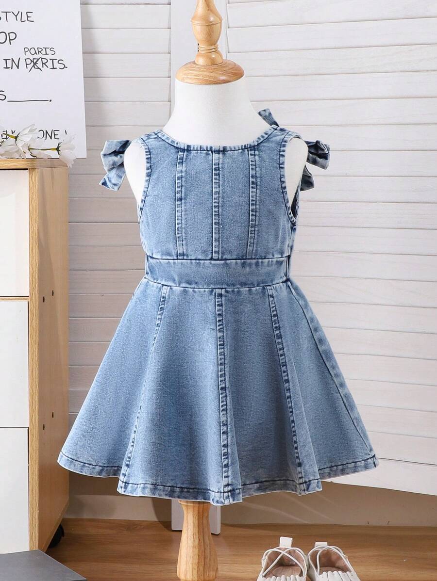 Robe en denim bleu délavé élégante et mode pour bébés/tout-petits, style de rue, sans manches, avec bretelles, décoration de nœud, design dos ajouré, pour l'été