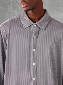 SUMWON Camisa plisada de diseñador, con cuello de botón oversize, manga corta, textura casual, ropa urbana de moda moderna, liviana para el verano y la primavera