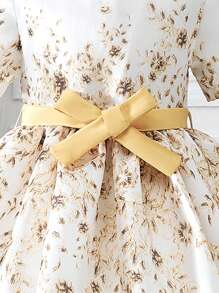 O novo vestido de manga curta com gola redonda e estampa digital para pré-adolescentes, combinado com cinto de laço, já está no mercado. É confortável, moderno, elegante, doce e fofo, no estilo de uma princesa ou socialite, e é um look essencial para passeios diários. - Multicolorido - Ver 2