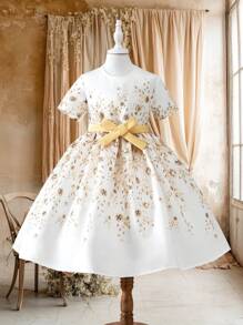 O novo vestido de manga curta com gola redonda e estampa digital para pré-adolescentes, combinado com cinto de laço, já está no mercado. É confortável, moderno, elegante, doce e fofo, no estilo de uma princesa ou socialite, e é um look essencial para passeios diários. - Multicolorido - Ver 1
