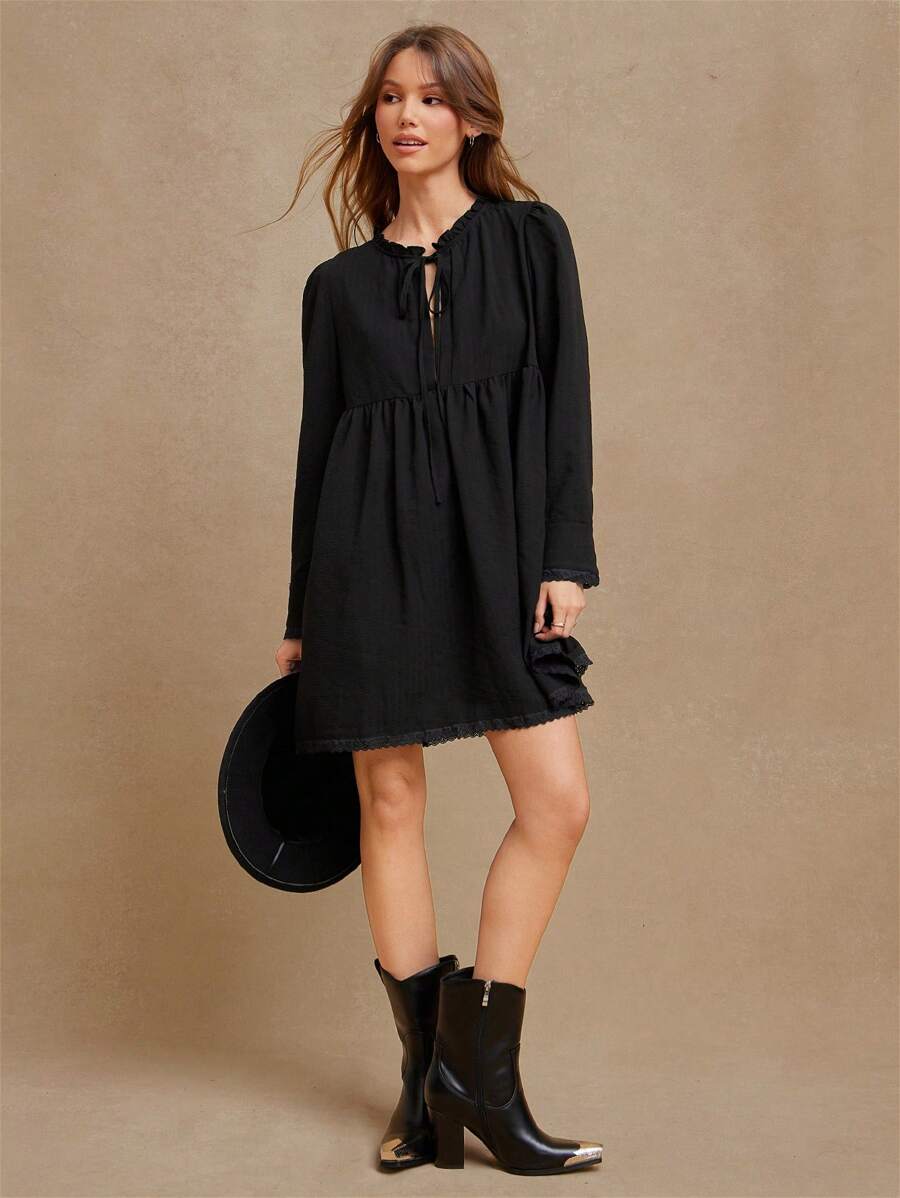 WESTFADE 荷叶边领口系带长袖蕾丝花边波西米亚风可爱迷你连衣裙 - 黑色 - 查看 1