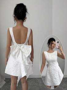 Chiquease 简约系腰露背设计圆领针织面料女式白色吊带连衣裙，带有随机花朵图案 - 白色 - 查看 9